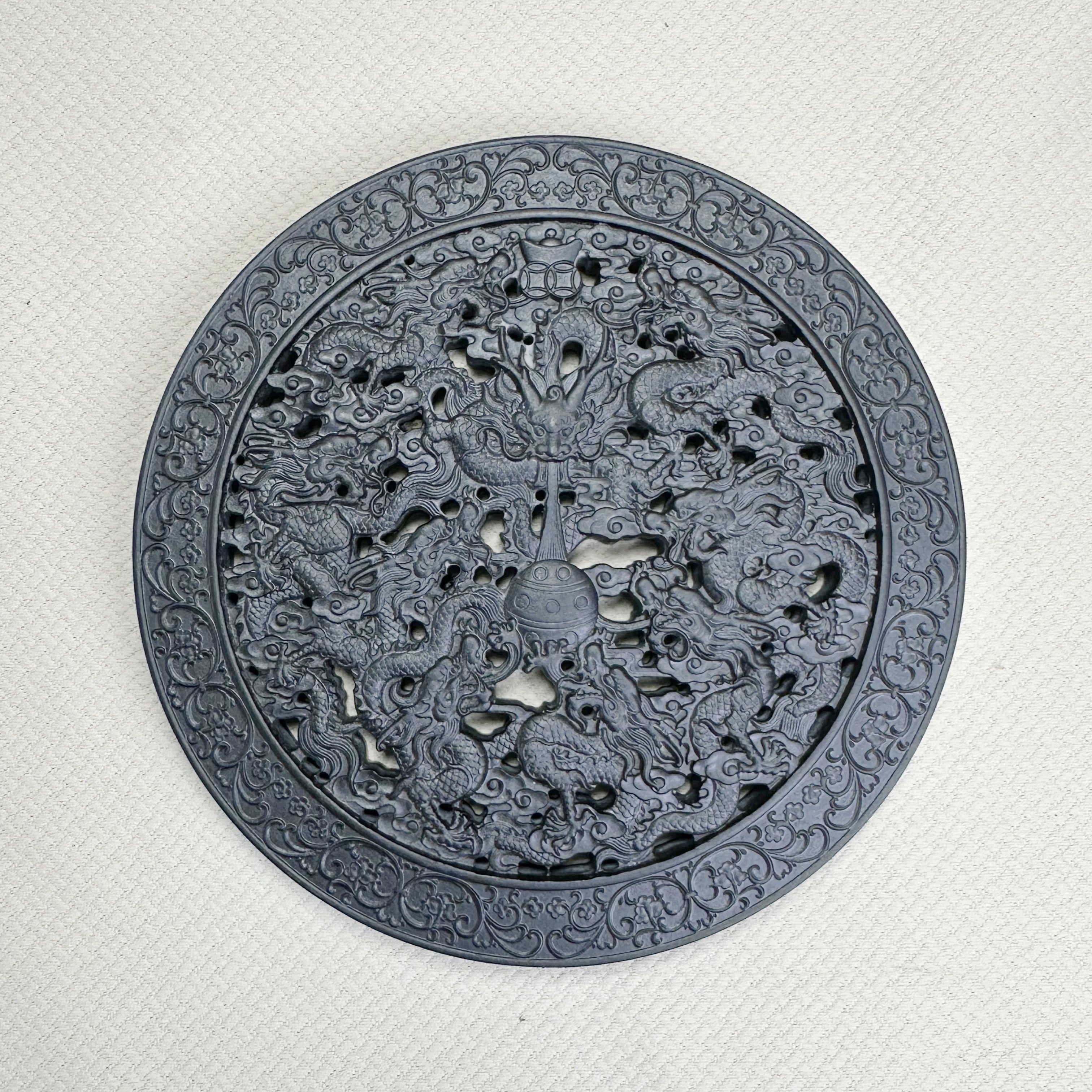 泰山墨玉·镂空九龙壁