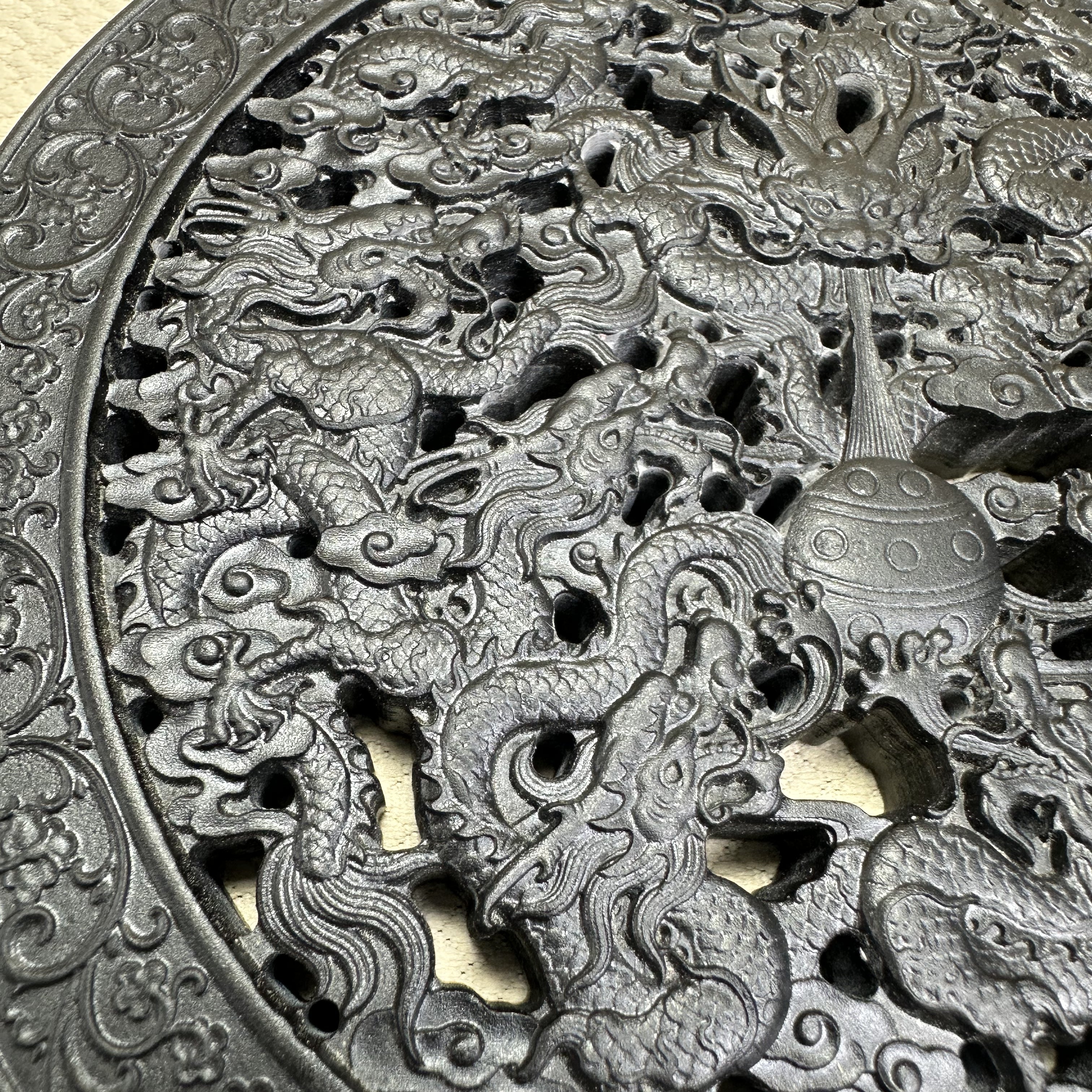 泰山墨玉·镂空九龙壁